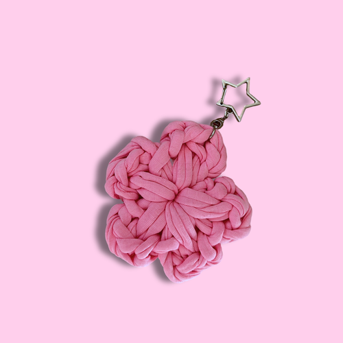 Porte-clé fleur crochet rose avec mousqueton étoile argenté – BEYCA